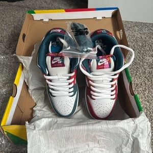 Nike SB Dunk Low Parra friends and family